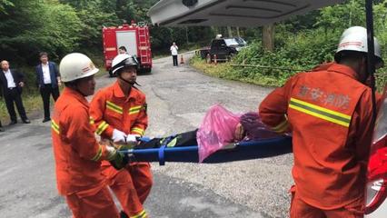 公交車山路側翻,消防絕境救援!井岡山開展交通事故應急救援演練