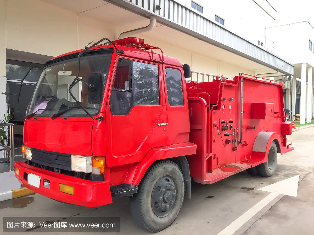 消防車或救護車停在工廠內