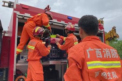 百色樂業(yè)隧道塌方9人被困,救援機(jī)械設(shè)備已進(jìn)行塌方清理