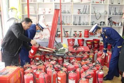 331具不合格干粉滅火器被臨夏市消防救援大隊聯(lián)合市場監(jiān)管局依法查扣