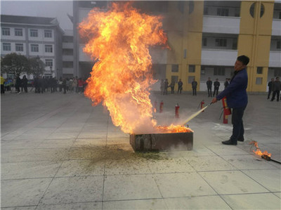 百里杜鵑管理區(qū)教育系統(tǒng)2019年消防應(yīng)急疏散救援演練活動(dòng)在百里杜鵑第一小學(xué)舉行